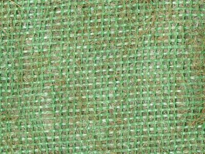 Green fibergalss mesh is supplied on the fiber blanket in order to tight the blanket.