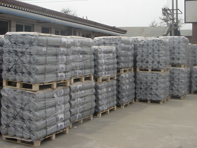 Hexagonal wire mesh rolls are placed in pallet neatly.